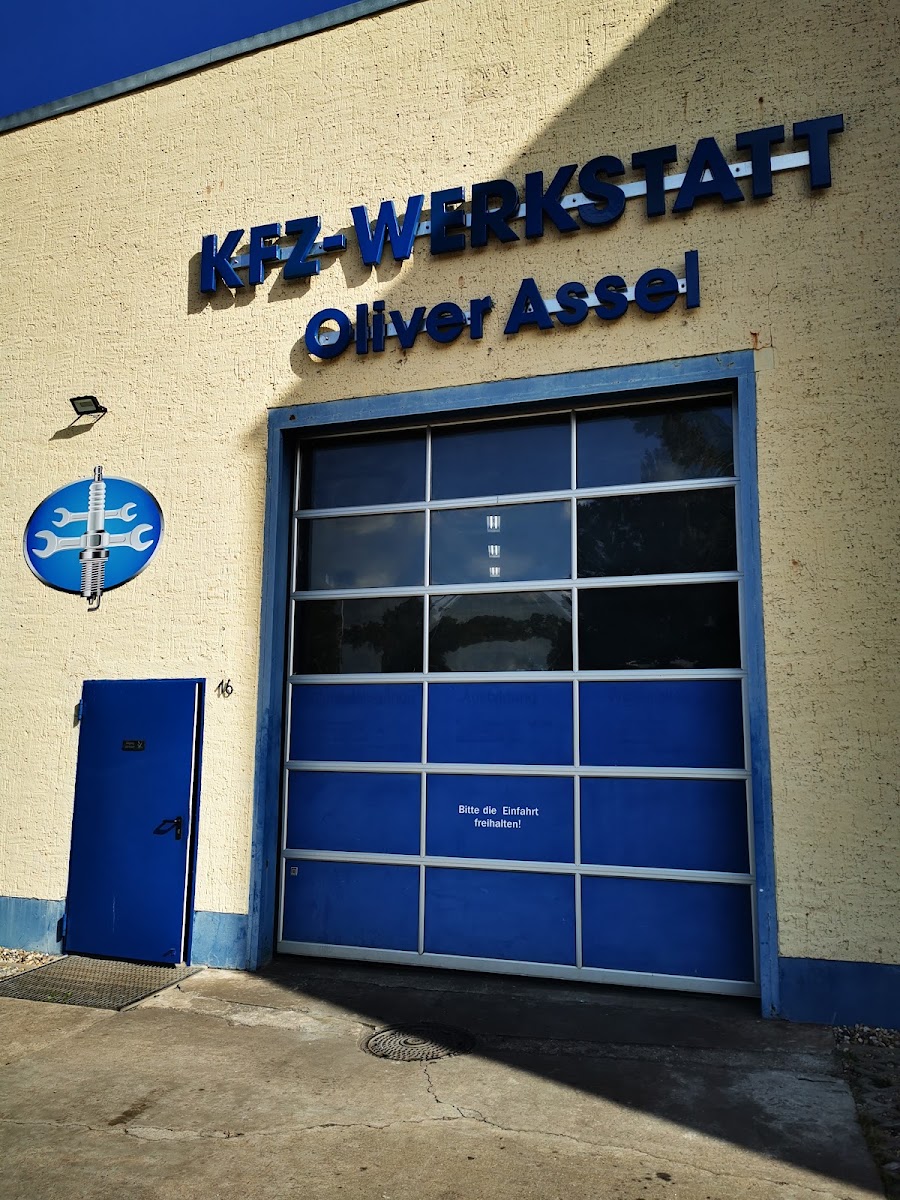 KFZ-Werkstatt Oliver Assel, Werkstatteingang mit Firmenschild in Magdeburg-Stadtfeld